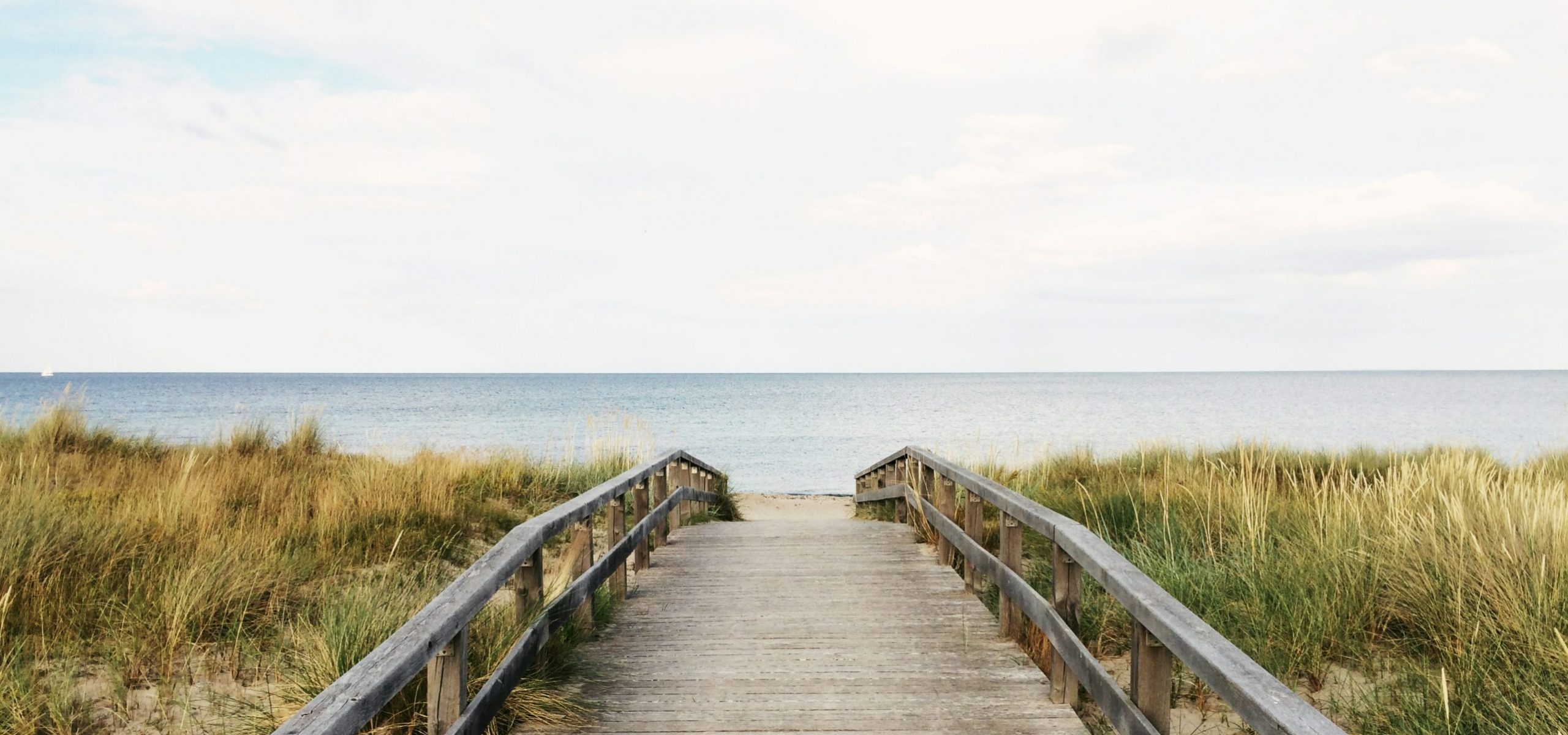 Eine Brücke führt zum Meer in der Nordsee