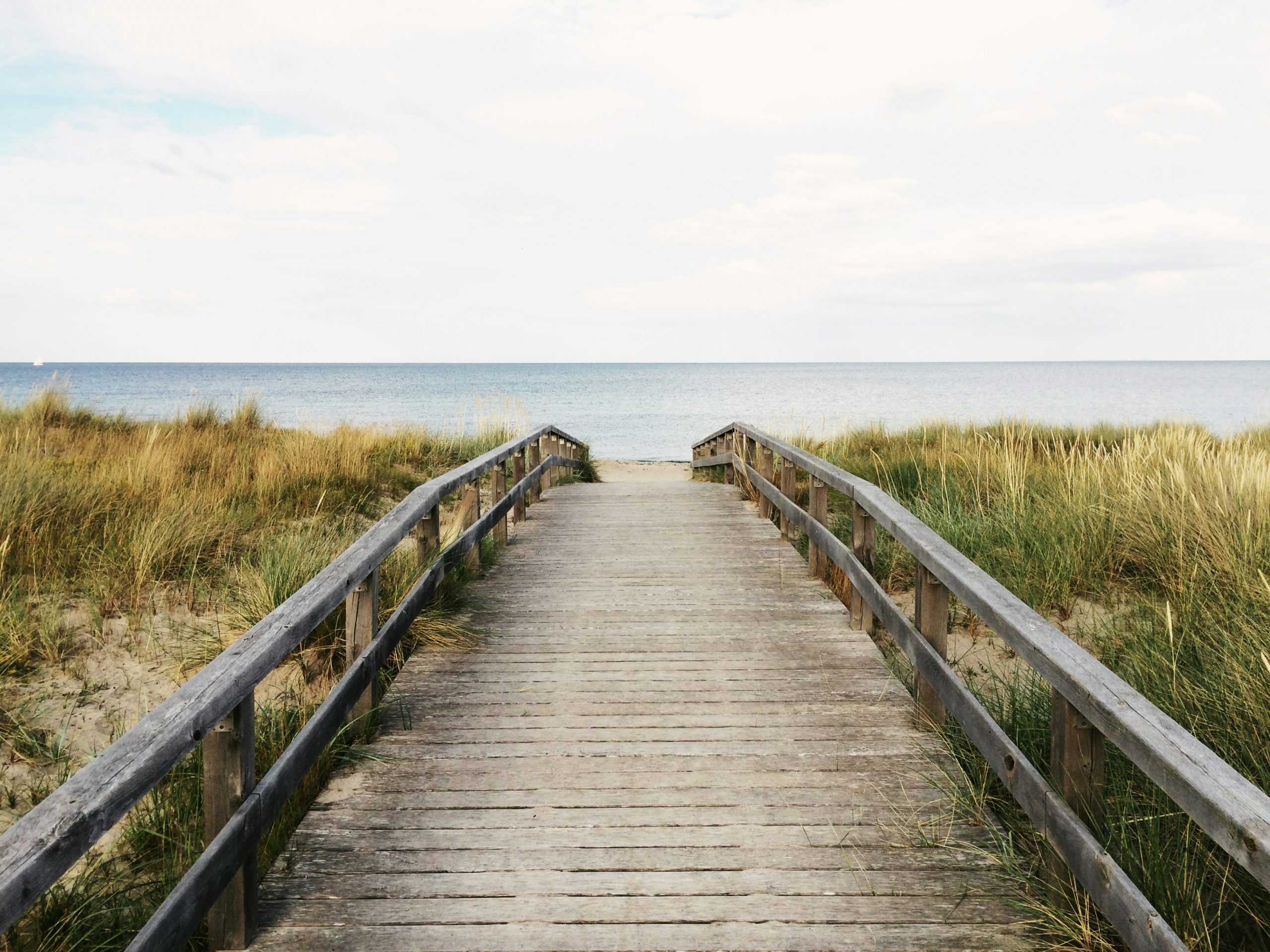 Eine Brücke führt zum Meer in der Nordsee